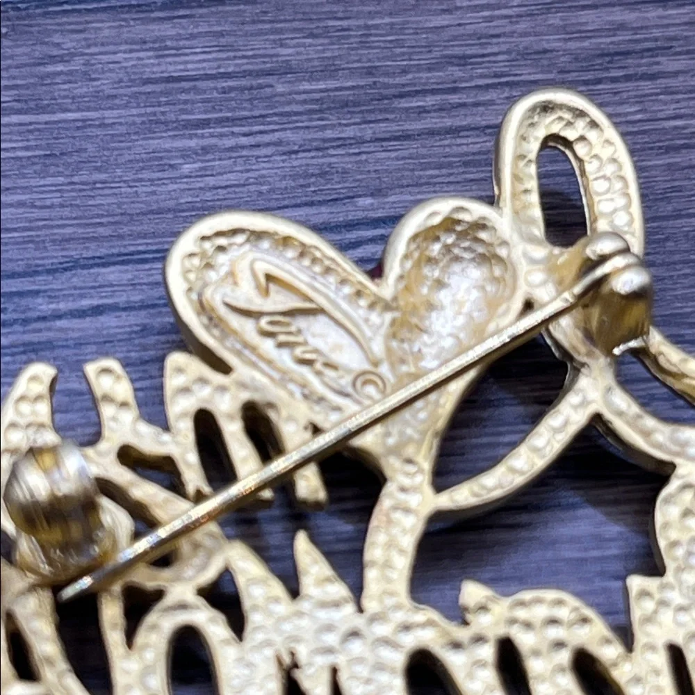 Gold 'Grandmother' Script Pin with Red Heart and Dangling Children - Picture 4 of 8
